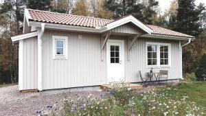 Byggingin sem sumarhúsið er í