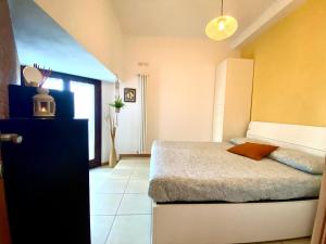 niewielka sypialnia z łóżkiem i oknem w obiekcie Appartamento Rimini w Rimini