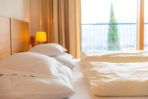 ティローロにあるHaselgrundのホテルルーム ベッド2台 白い枕付