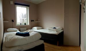 En eller flere senge i et værelse på Nybyggd stuga intill skogsbrynet - New built cottage next to the cowberry forest