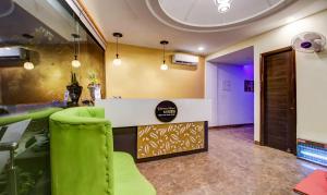 un hall avec un bar et des chaises vertes dans l'établissement DIAMOND HOTEL & SPA, à Zirakpur