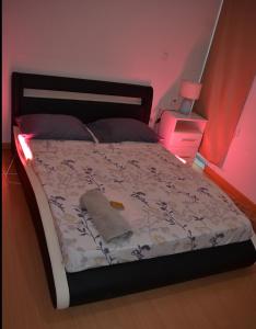 プライアにあるDelux Appartmentのベッドルーム1室(毛布、ランプ付)