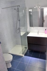 a bathroom with a shower and a toilet and a sink at Centro + wifi+ 2 camas de matrimonio +playa in Cádiz