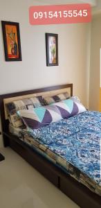 um quarto com uma cama em um quarto com em Wind Residences Tower 4 em Kaybagal