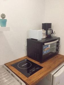 a microwave sitting on top of a counter at Cabañas Aire Fresco in Mar del Plata