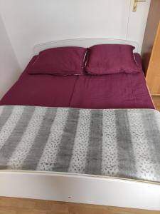 A bed or beds in a room at POKOJE GOŚCINNE U ALI