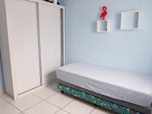 a bedroom with a bed with a red ribbon on it at Linda Casa, 3 quartos, acomoda 10 pessoas, há 1,5 km da praia da Enseada in Guarujá +15 photos