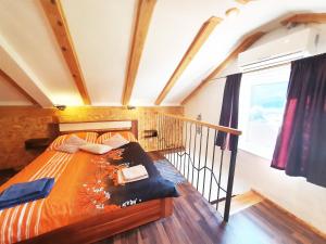 sypialnia z łóżkiem w pokoju w obiekcie Apartmani Senka w mieście Ika