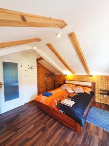 sypialnia z dużym łóżkiem na poddaszu w obiekcie Apartmani Senka w mieście Ika