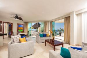 Posezení v ubytování Blue Chairs Beachfront Resort Puerto Vallarta - Adults Only