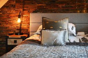 Postel nebo postele na pokoji v ubytování Winterberry Barn