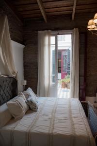 a bedroom with a large bed and a large window at Versión Moreno in General Villegas