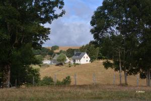 a white house on top of a hill at Horizon Aubrac Laguiole in Laguiole