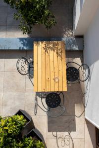 an overhead view of a wooden table and chairs at Hotel Rosa in Lido di Jesolo
