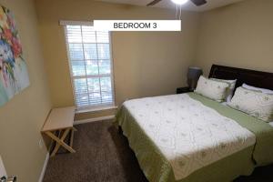 - une chambre avec un lit et une fenêtre dans l'établissement Rodeo Big Home, 5 Queen Beds Houston Area 4 BDR - Chaseview, à Missouri City