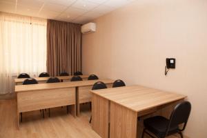 The business area and/or conference room at Hotel Motto