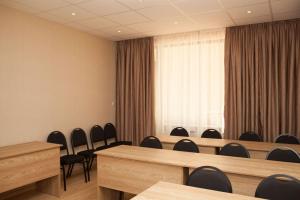The business area and/or conference room at Hotel Motto