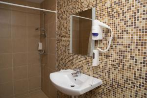 A bathroom at Hotel Motto