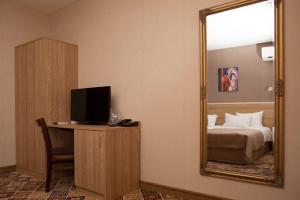 A television and/or entertainment centre at Hotel Motto