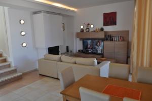 ein Wohnzimmer mit einem Sofa und einem Tisch in der Unterkunft Beautiful family villa with sea view in Byala