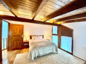 a bedroom with a bed and a large window at Rustic Chic de Luxe 55C in El Tarter