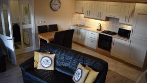 a living room with a couch and a kitchen at Ocean Bay in Malin