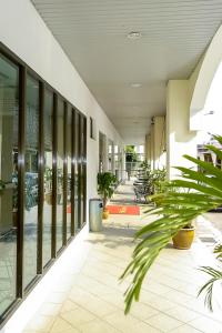 um corredor de um edifício com vasos de plantas em Victoria Inn, Penang em George Town