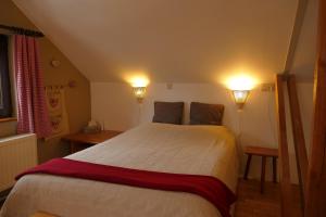 - une chambre avec un grand lit et deux lumières dans l'établissement La Pommeraie - Le Coin Ardenne, à Sainte-Ode