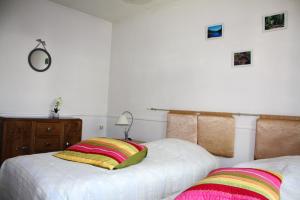 une chambre avec deux lits et une commode dans l'établissement Maison charmante à Gottenhouse + Jardin, à Gottenhouse