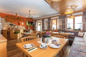 jadalnia z drewnianym stołem i krzesłami w obiekcie Hölzl Bed & Breakfast w mieście Neukirchen am Großvenediger