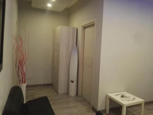 una habitación con una tabla de surf junto a una puerta en B&B da Lillo, en Frosinone