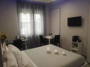 a bedroom with a bed and a table with chairs at B&B da Lillo in Frosinone