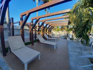 DiRoma resort Caldas Novas في كالدس نوفاس: صف من الكراسي البيضاء تجلس على الفناء
