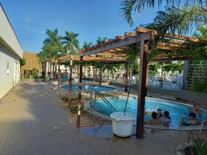 un grupo de personas en una piscina en un complejo en DiRoma resort Caldas Novas en Caldas Novas