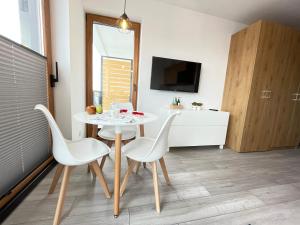 Televízia a/alebo spoločenská miestnosť v ubytovaní BalticSea Apartamenty