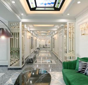 hol z zieloną kanapą i szklanym stołem w obiekcie Ganjali Plaza Hotel w mieście Baku