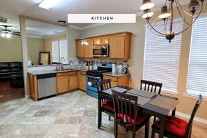 Kuchyň nebo kuchyňský kout v ubytování 4BDR Sugarland Richmond Houston Katy Rosenburg - Pademelon
