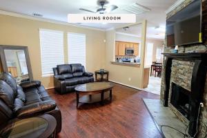 TV a/nebo společenská místnost v ubytování 4BDR Sugarland Richmond Houston Katy Rosenburg - Pademelon