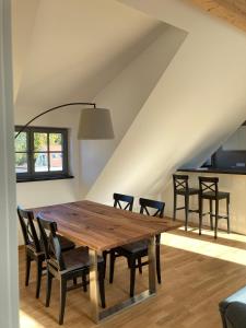 uma sala de jantar com uma mesa de madeira e cadeiras em Gästehaus Lausnitz Ferienwohnung, Reda em Lausnitz