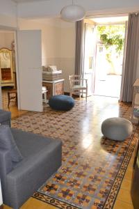 ein Wohnzimmer mit einem Sofa und einem Teppich in der Unterkunft St Jean du Gard : Spacious Apartment with Use of Pool in Saint-Jean-du-Gard