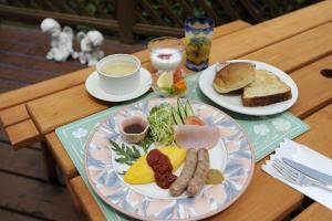 una mesa con dos platos de comida. en Tenshino Iruka, en Ito