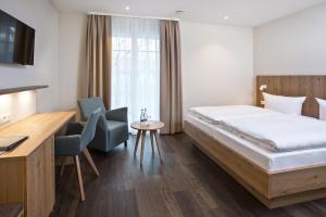 Postel nebo postele na pokoji v ubytování Hotel-Gasthaus Engel Luttingen