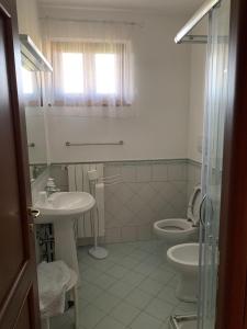 uma casa de banho com um lavatório e um WC em Appartamento con terrazza panoramica em Forte dei Marmi