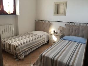 um quarto com 2 camas e uma mesa com um espelho em Appartamento con terrazza panoramica em Forte dei Marmi
