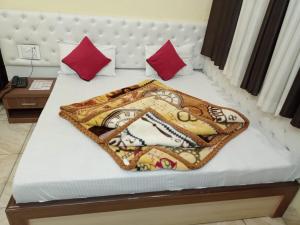 Hotel vinayak inn客房内的一张或多张床位