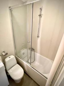 Kúpeľňa v ubytovaní Super Apartament GREEN Rondo ONZ Metro NOWE Wifi 300 Mb/s AirCondition Netflix Spotify