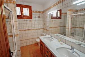 A bathroom at El Portet - beachfront holiday home with private pool in Moraira