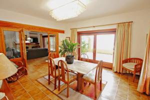 Posezení v ubytování El Portet - beachfront holiday home with private pool in Moraira