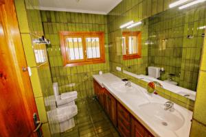 A bathroom at El Portet - beachfront holiday home with private pool in Moraira