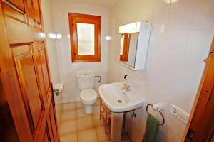 A bathroom at El Portet - beachfront holiday home with private pool in Moraira